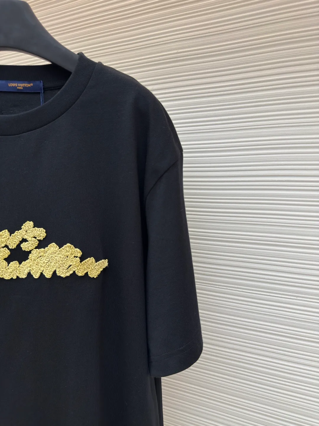 LOUIS VUITTON Raffia letter embroidered short sleeves ●Authentic product: Purchased and developed at 10399 ●Item number: 1680197-A10 ●Material: plain weave high-quality cotton ●Technology: double yarn tensioner thread ●Version: fitted version ●Weight: about 285 grams ●Size: XS-S-M-L ●Description: Clever use of iconic elements like raffia to add a touch of handcrafted flavor to the classic silhouette. Decorated with Louis Vuitton embroidery on the chest and Marque 1.Vuitton Dé 💰osée label on the back. The overall wiring is straight and delicate, the fabric is comfortable and soft, and the color is consistent without color difference. It can be matched with the same style to create a fashionable look and control various occasions. Customized accessories, complete with three standards, same style for men and women!